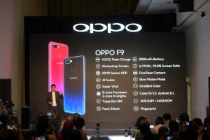 OPPO F9, Punya Poni Nyentrik Dengan Kamera Belakang Ganda