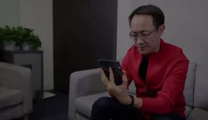 Wuih, Bos Xiaomi Pamer ”Xiaomi Foldable Phone”