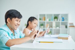Smartfren Bagikan Kuota Gratis & Kartu Perdana Kepada Sekolah