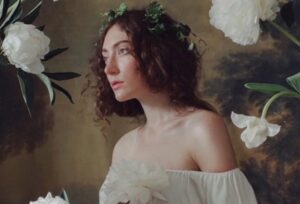 Tren Foto Portrait:  Background Hitam Putih Hingga Bokeh