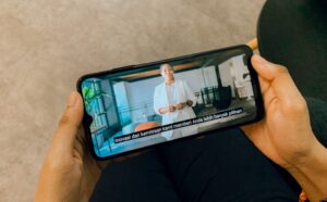 Nonton Live Streaming Lebih Nyaman di Hape Sejutaan, Layar Lebar, Memori Besar dan Baterai 5000mAh