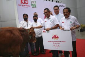 Smartfren x Yayasan Muslim Sinar Mas Serahkan Sapi dan Kambing untuk Warga