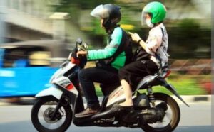 Menimbang Dampak Pemangkasan Biaya Aplikasi Ojek Online