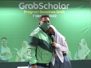 Ribuan Anak Mitra Berprestasi di Indonesia Raih Beasiswa Grab