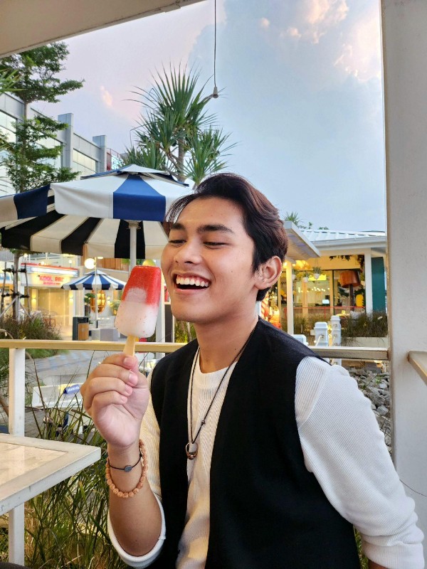 Abadikan keseruan berburu kuliner di tengah konser dengan kamera Galaxy Z Flip4 5G 