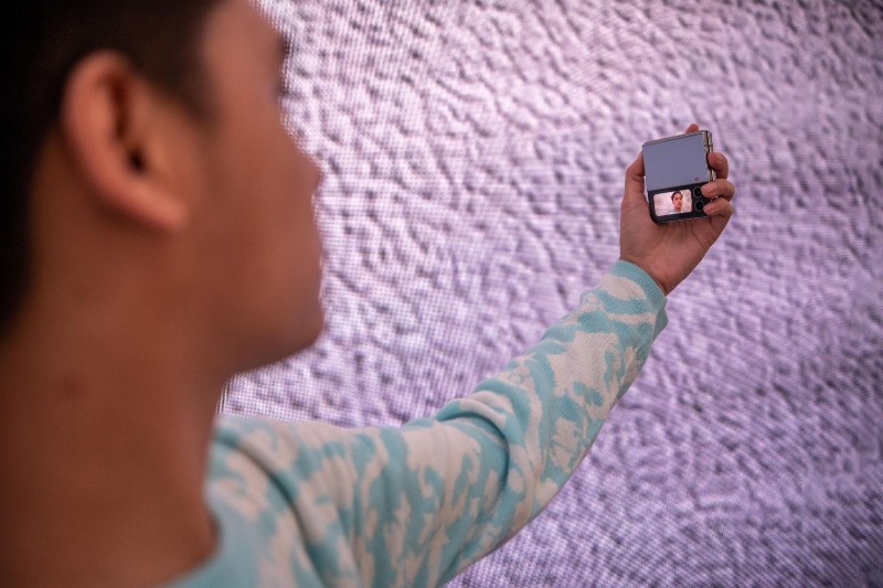 Lipat Galaxy Z Flip4 5G pada sudut 105Â° untuk merekam OOTD konser mu yang kece