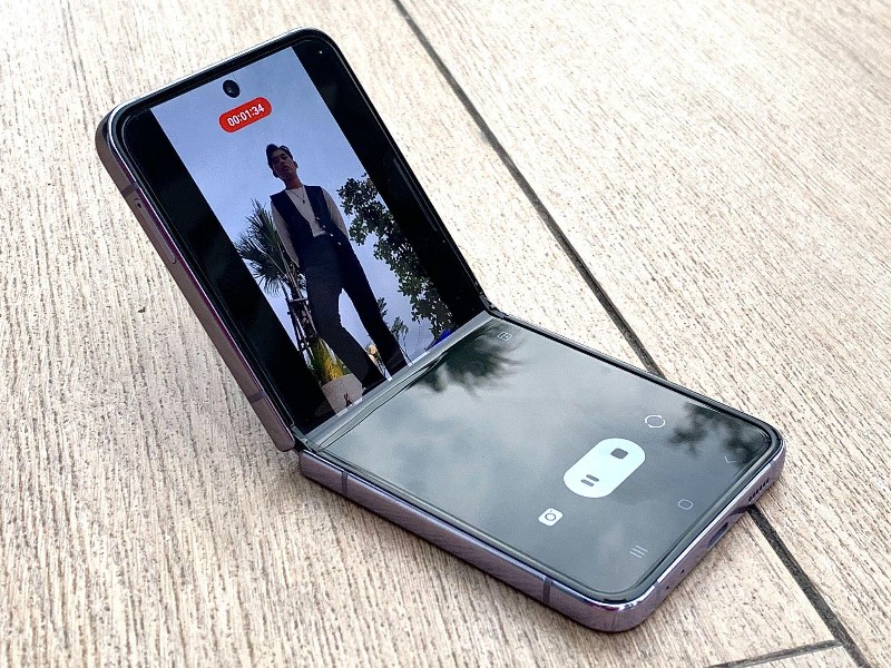 Lipat Galaxy Z Flip4 5G pada sudut 90Â° seperti pakai handycam untuk merekam momen seru di panggung