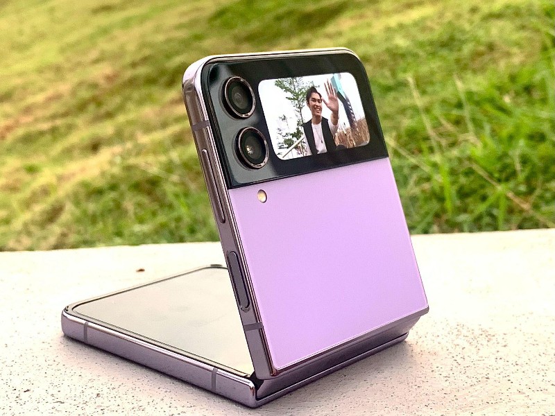 Lipat Galaxy Z Flip4 5G pada sudut 90Â° seperti pakai handycam untuk merekam momen seru di panggung