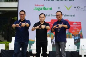 Telkomsel Jaga Bumi Gandeng Volta, Hadirkan Program Bundling Motor Listrik