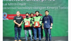 250 Pengemudi Transportasi Online Gojek Terima Paket Sembako dari Telkomsel