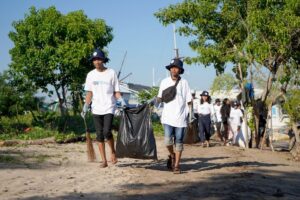 Telkomsel dan PlusTik Gelar Beach Clean Up di Tiga Pantai Labuan Bajo untuk Mendorong Kesadaran Lingkungan