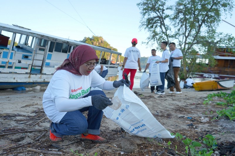 Telkomsel dan PlusTik Gelar Beach Clean Up di Tiga Pantai Labuan Bajo untuk Mendorong Kesadaran Lingkungan