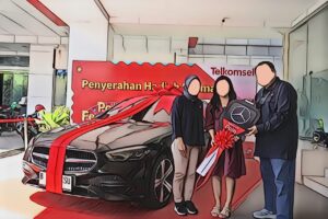 Telkomsel Serahkan Hadiah Utama Poin Festival 2022 kepada Pemenang Yenni Y. Sikopong