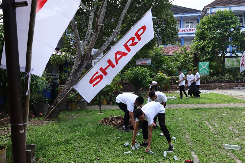 Program Sharp Ecobition Workshop: Mengubah Limbah Plastik Menjadi Barang Bernilai di Palembang