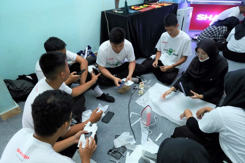 Program Sharp Ecobition Workshop: Mengubah Limbah Plastik Menjadi Barang Bernilai di Palembang