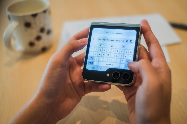 Nonton Netflix hingga Balas Chat WA Anti Ribet Bisa Kamu Lakukan di Galaxy Z Flip5