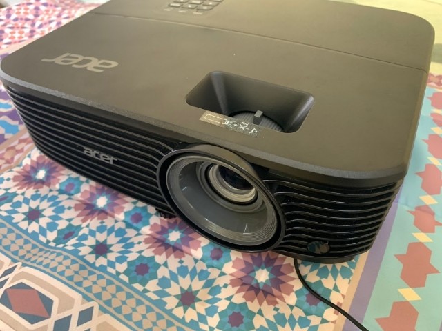 Review Projector Acer BS-321: Desain Kalem, Performa Bikin Kesengsem