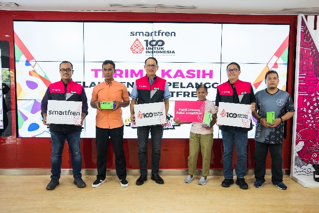 Hari Pelanggan Nasional, CEO Smartfren Layani Pelanggan di Galeri Smartfren