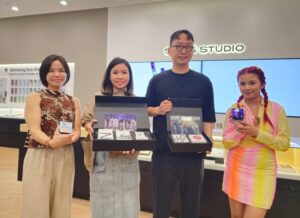 Samsung Buka Studio Personalisasi Pertama dan Luncurkan Flipsuit Case Edisi Stray Kids