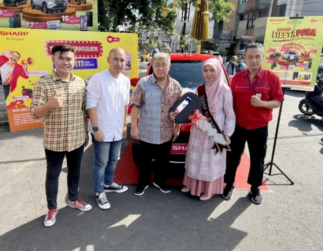 Sharp Indonesia Serahkan Hadiah 2 Unit Mobil Kepada PemenangÂ Undian Sharp Spektakuler