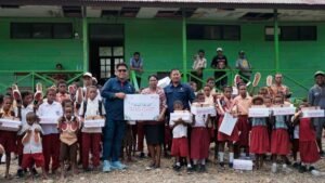 Telkomsel Sambungkan Senyuman: Ratusan Pasang Sepatu Donasi Poin Pelanggan untuk Pelajar Papua