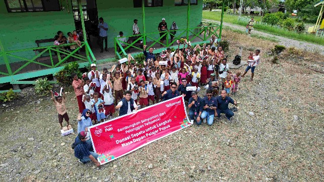 Telkomsel Sambungkan Senyuman: Ratusan Pasang Sepatu Donasi Poin Pelanggan untuk Pelajar Papua
