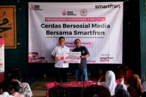 Wujudkan Pemerataan Literasi Digital Smartfren Donasikan Laptop untuk Sekolah Masyarakat Marginal