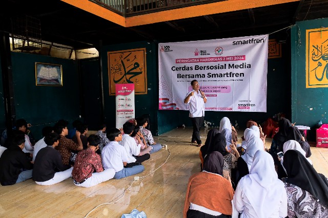 Wujudkan Pemerataan Literasi Digital Smartfren Donasikan Laptop untuk Sekolah Masyarakat Marginal