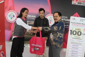 Hari Pelanggan Nasional: Direksi Smartfren Layani Pelanggan dan Berikan Hadiah Istimewa