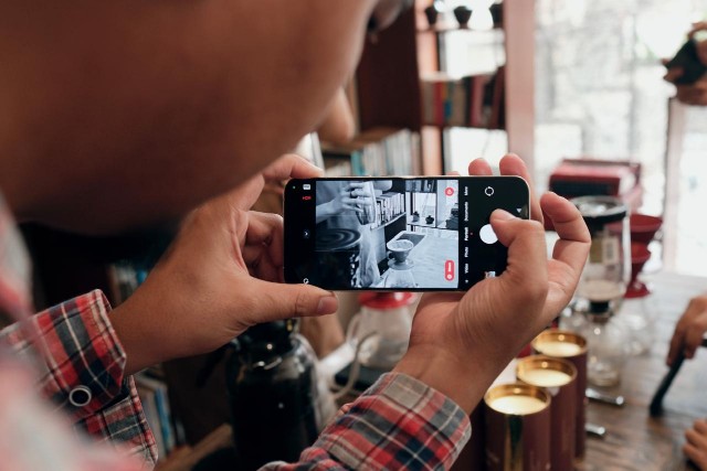 Tips Fotografi Hitam Putih Estetik dengan Kamera Smartphone Ala Leica