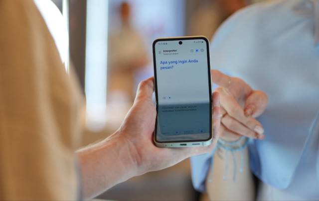 Fleksibilitas Terjemahan Dual Layar di Galaxy Z Flip6: Inovasi AI untuk Keseharian Anda