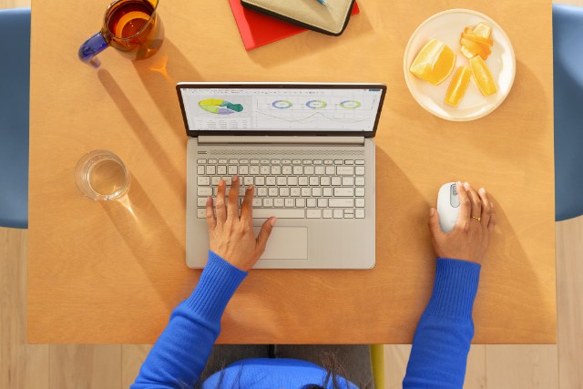 Logitech Rilis Mouse Nirkabel Bluetooth M196 yang Tahan Lama dan Nyaman