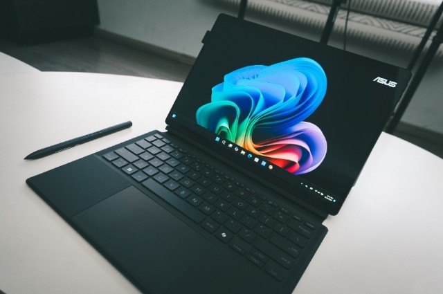 roArt PZ13, Laptop Sekaligus Tablet Terbaik untuk Konten Kreator dengan Mobilitas Sangat Tinggi