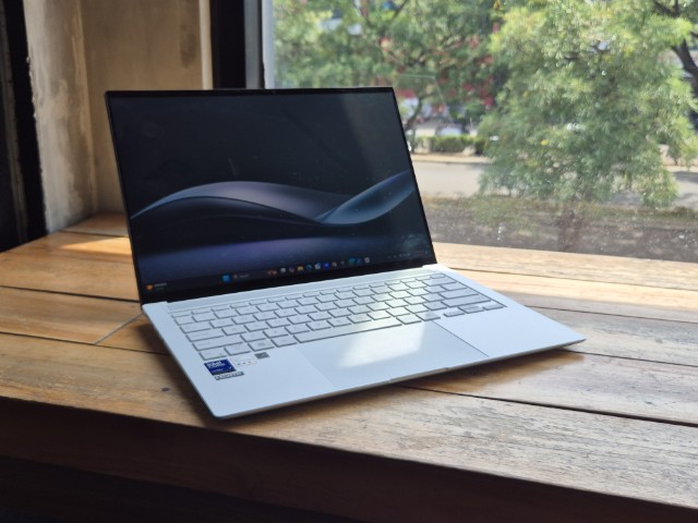 ASUS Zenbook S 14 OLED: Laptop Tipis Premium dengan Daya Tahan Baterai Seharian