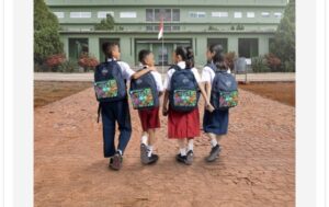 Telkomsel Sambungkan Senyuman: Donasi Tas Sekolah untuk Generasi Gemilang
