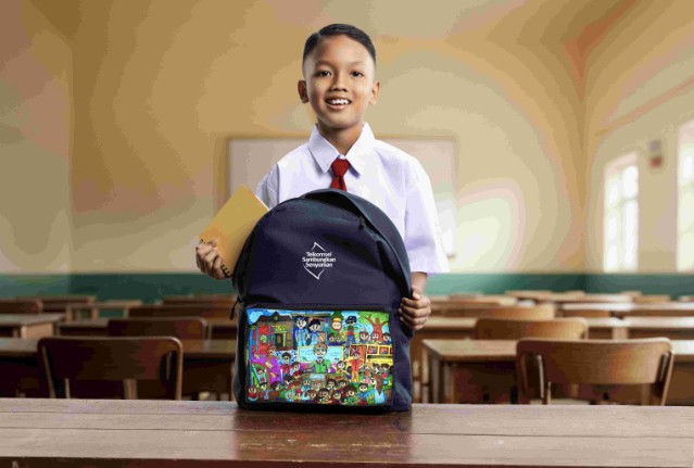 Telkomsel Sambungkan Senyuman: Donasi Tas Sekolah untuk Generasi Gemilang
