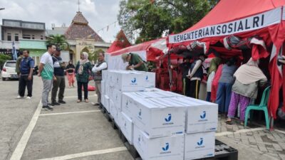 OPPO Bagikan Makanan Buka Puasa untuk Korban Banjir Bekasi