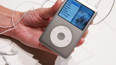 Melawan Arus Algoritma: Mengapa Gen Z Pilih iPod Daripada Streaming